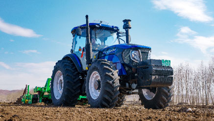 雷沃歐豹M2204-R在內(nèi)蒙古作業(yè)