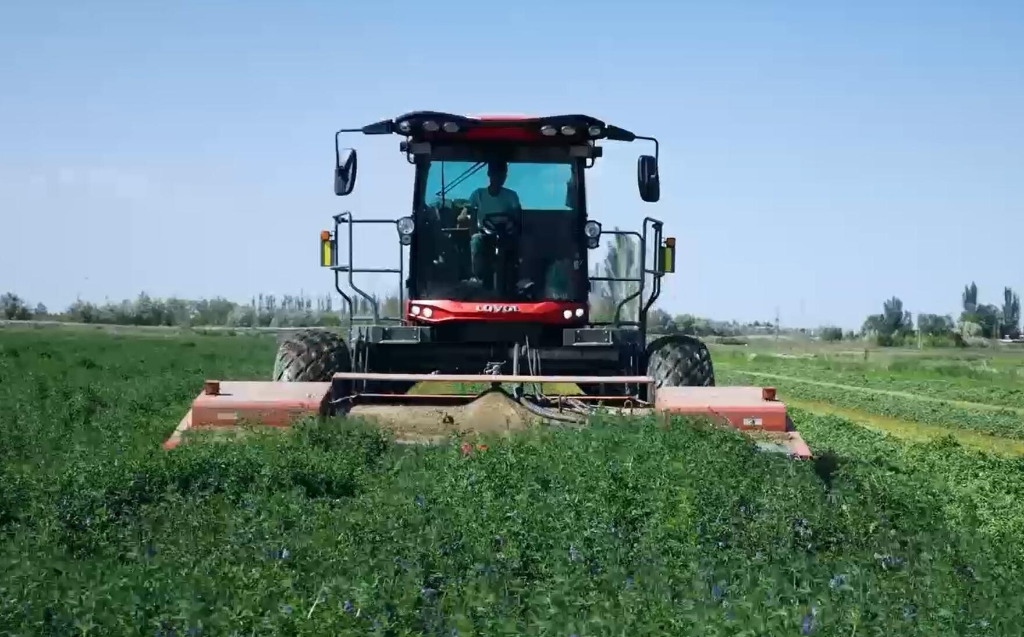 雷沃谷神自走式割草壓扁機(jī)
