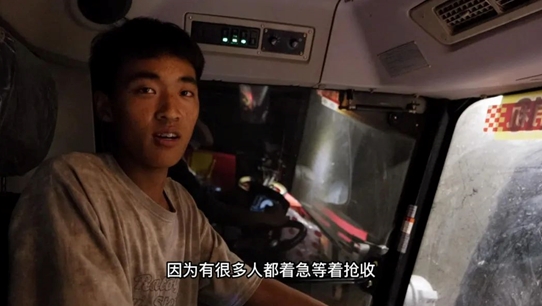 三夏麥?zhǔn)盏淖贰柏S”一家人